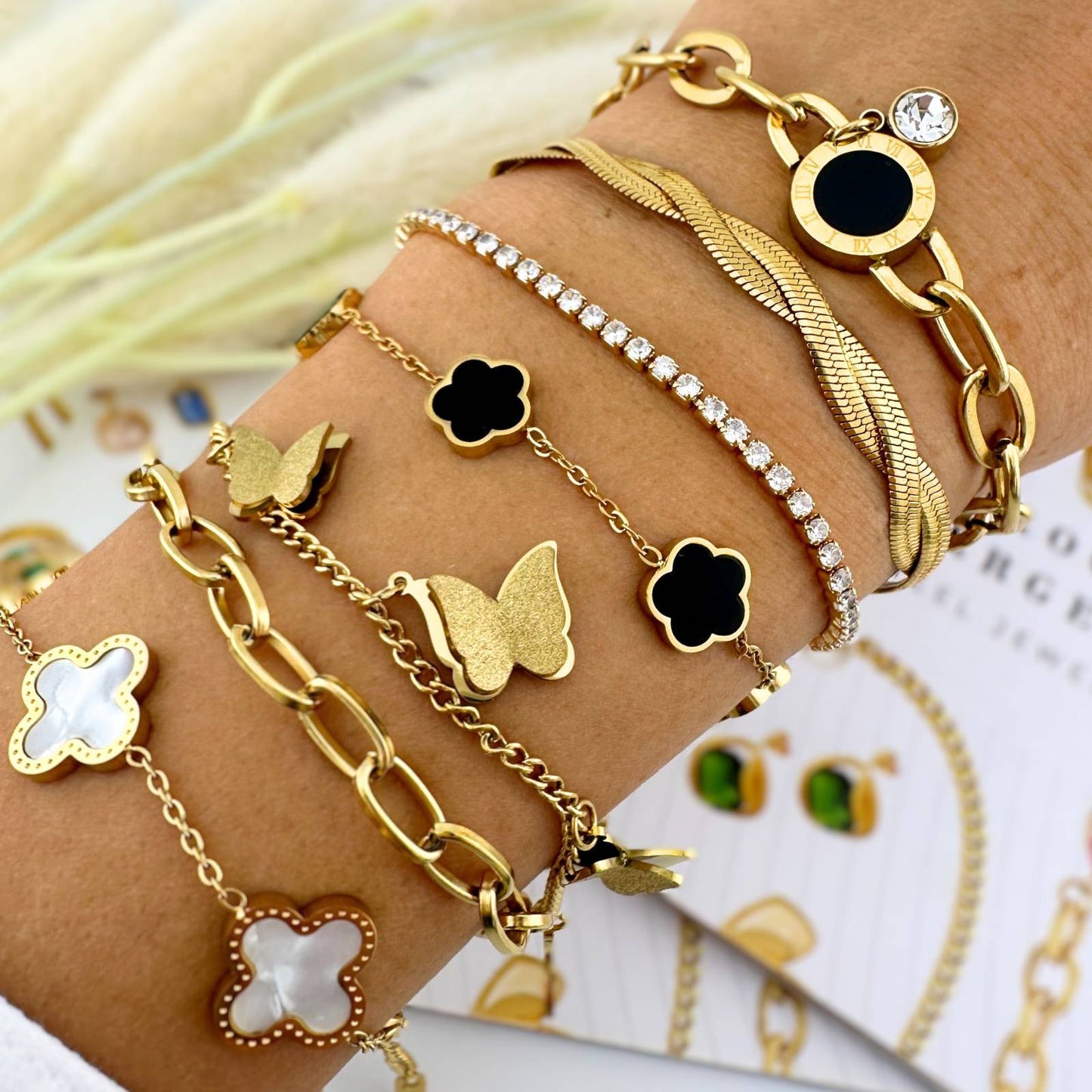 Daisy black flower 18k gold plated bracelet