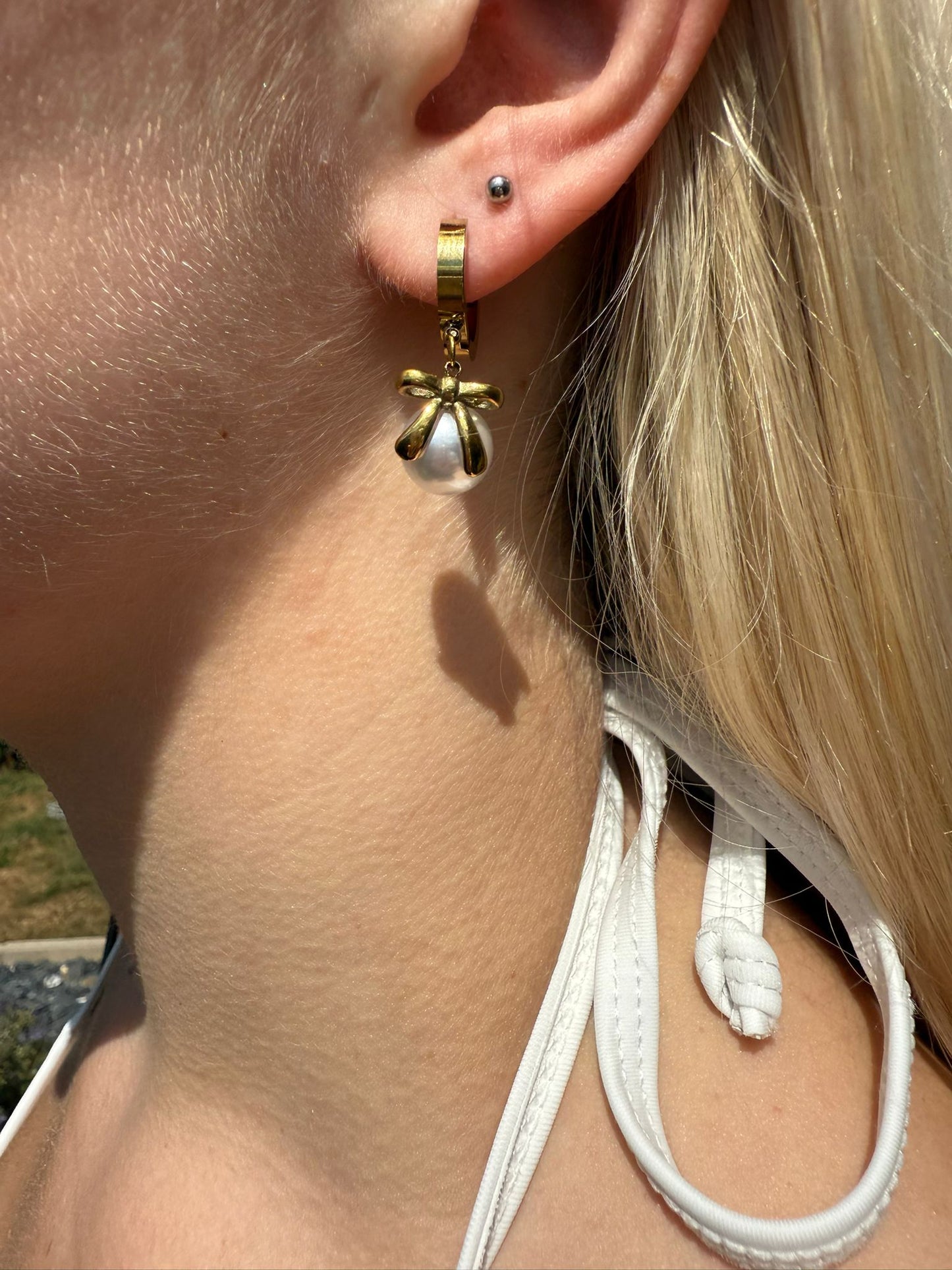 Lilith 18k AAA gold plated drop style pearl gem with a bow detail