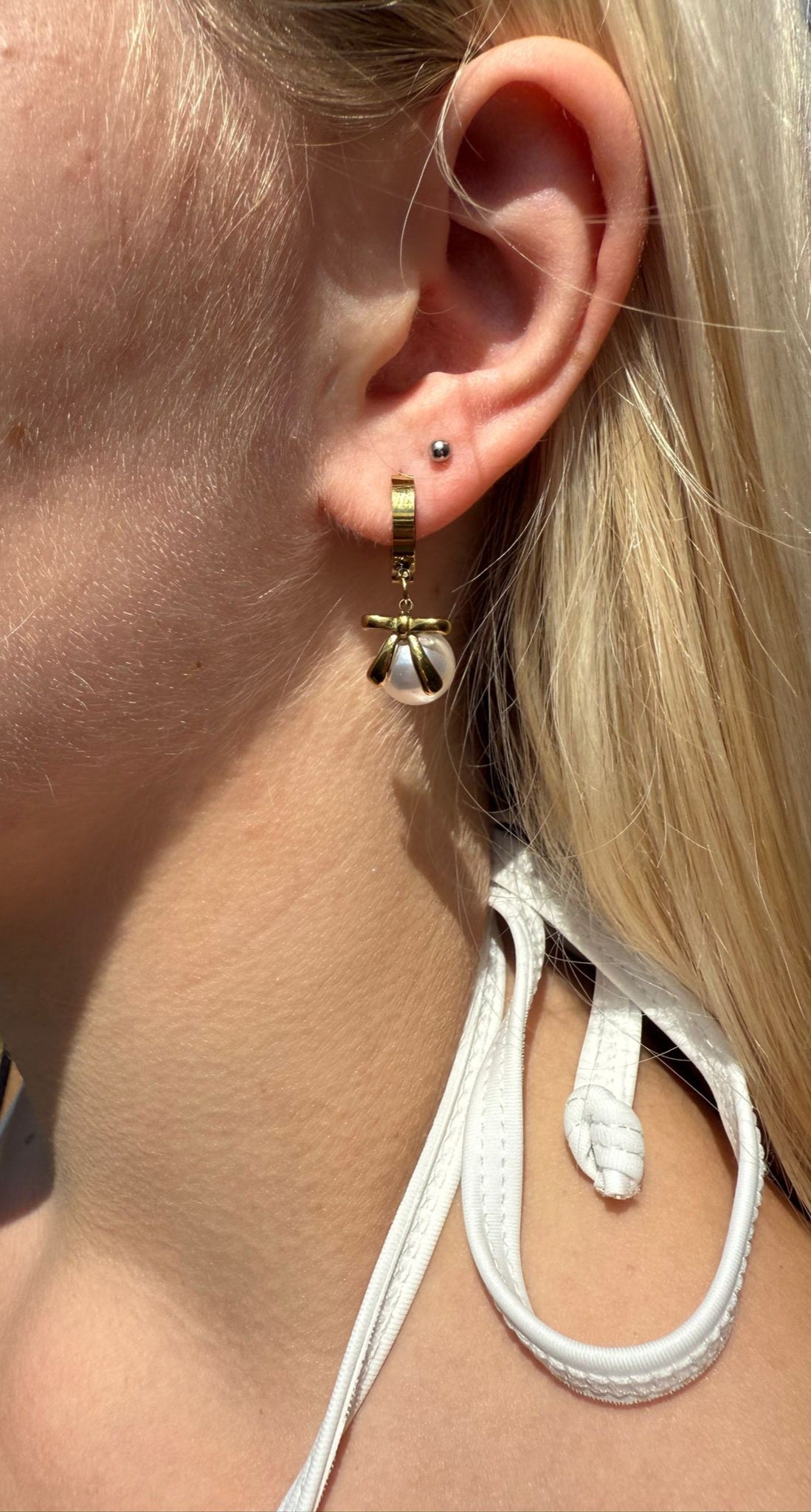 Lilith 18k AAA gold plated drop style pearl gem with a bow detail