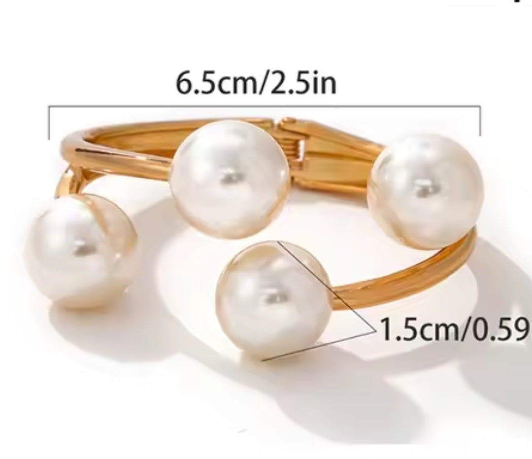 Leona is a half gold bangle with four Pearls as the focal