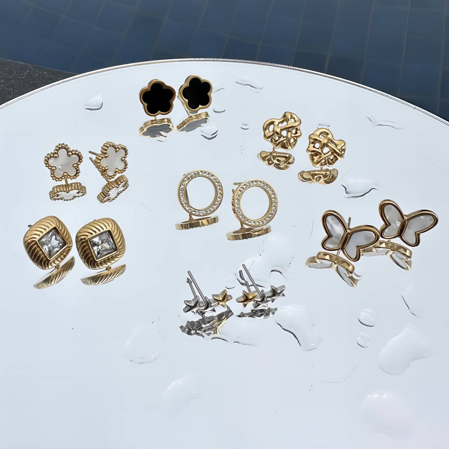 Daisy Black flower 18k gold plated earring