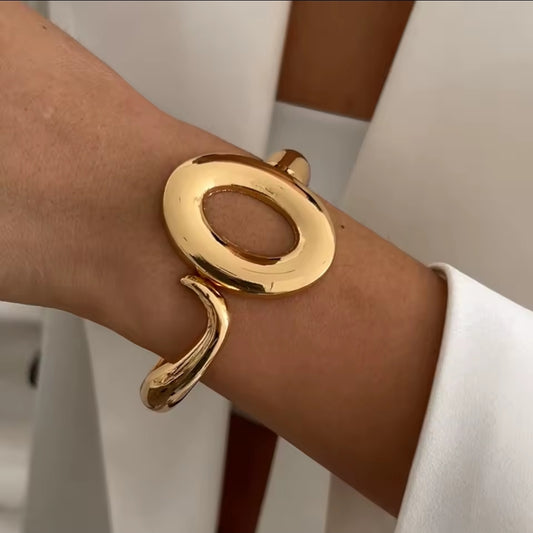 Jayda is a exaggerated punk style O shaped bangle