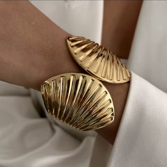 Saria is a roman style scallop knot bangle
