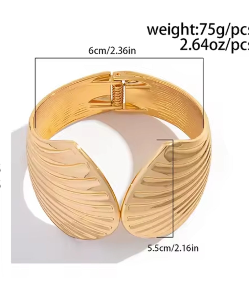 Saria is a roman style scallop knot bangle